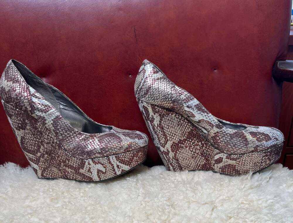Fate Metallic Snake Print Platform Wedge Pumps – Y2K Statement Heels